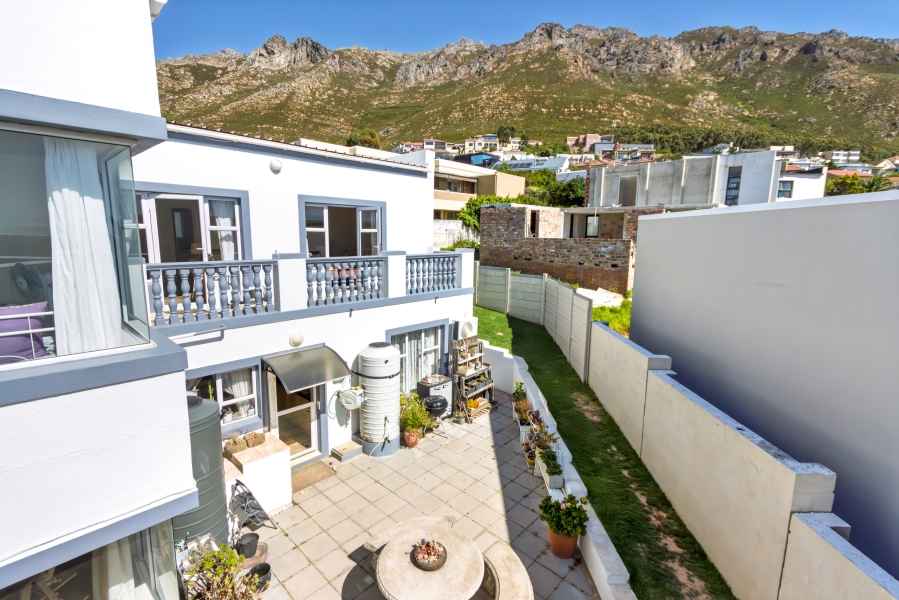 5 Bedroom Property for Sale in Mountainside Western Cape